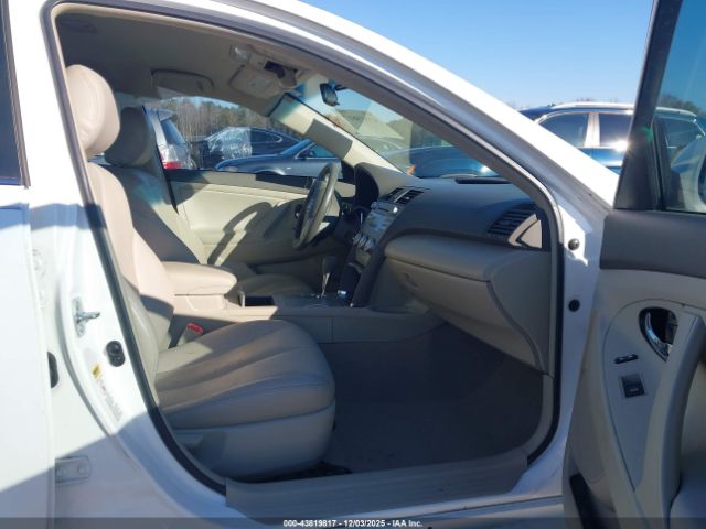 Toyota Camry Le Image 6