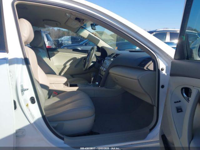 Toyota Camry Le Image 6