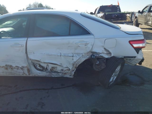 Toyota Camry Le Image 12