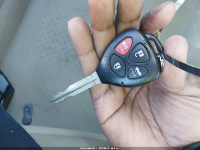 Toyota Camry Le Image 7