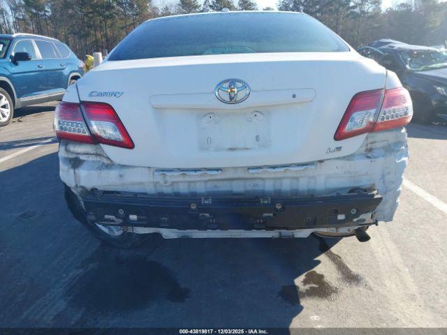 Toyota Camry Le Image 9