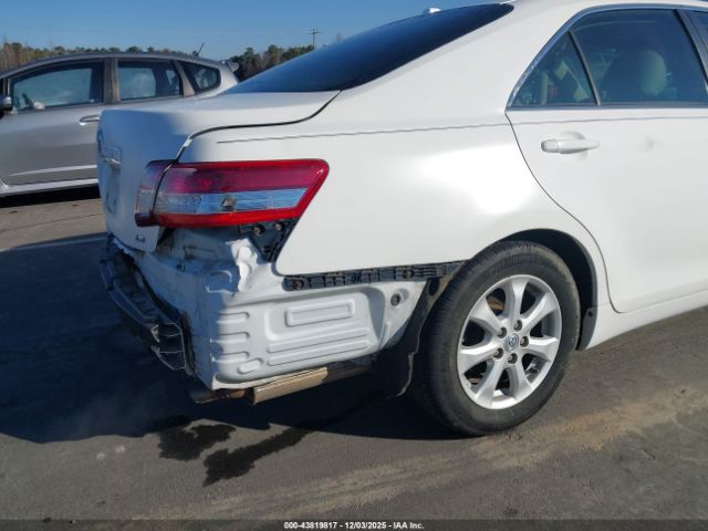 Toyota Camry Le Image 10