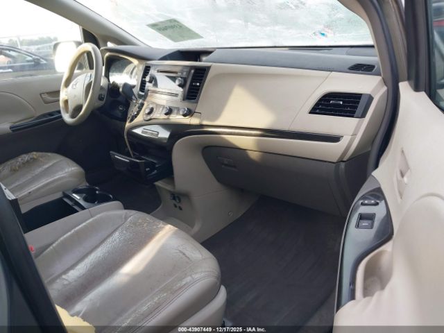 Toyota Sienna Le V6 Image 16