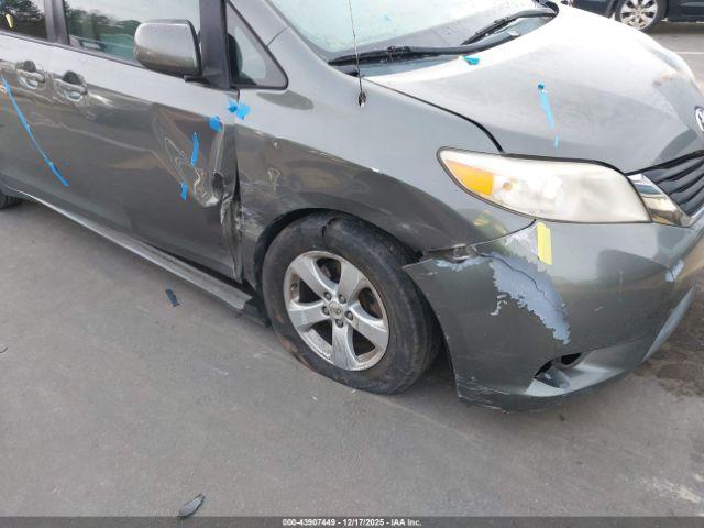 Toyota Sienna Le V6 Image 2