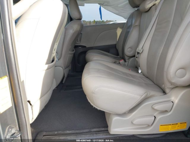 Toyota Sienna Le V6 Image 3