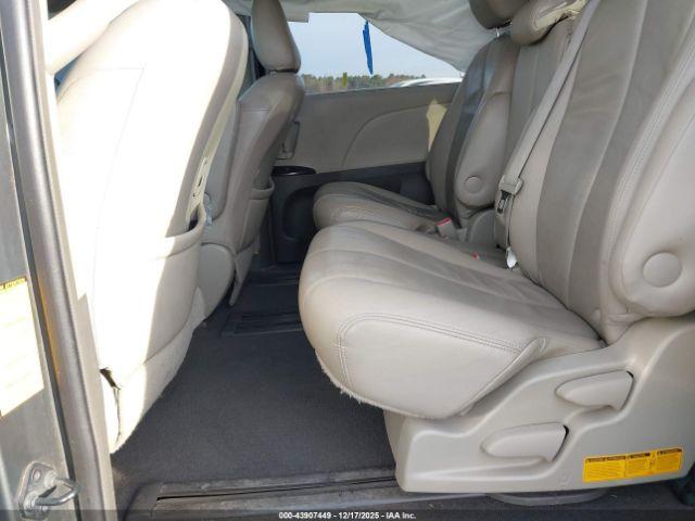 Toyota Sienna Le V6 Image 3