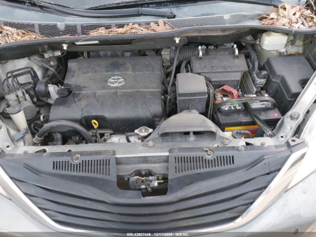 Toyota Sienna Le V6 Image 10