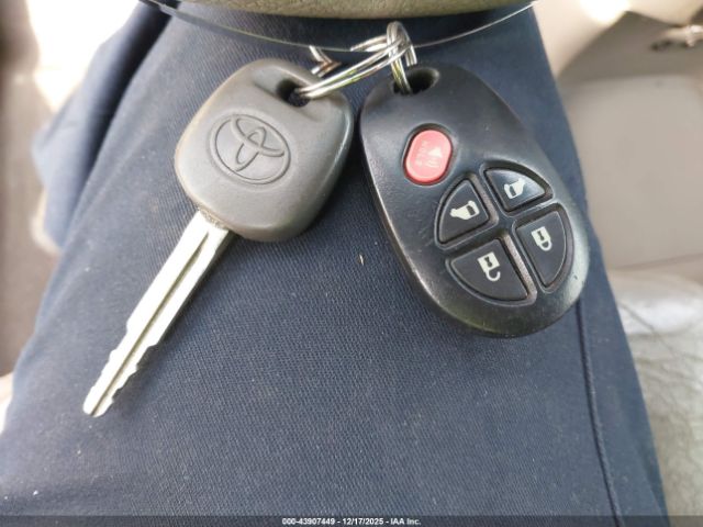 Toyota Sienna Le V6 Image 6