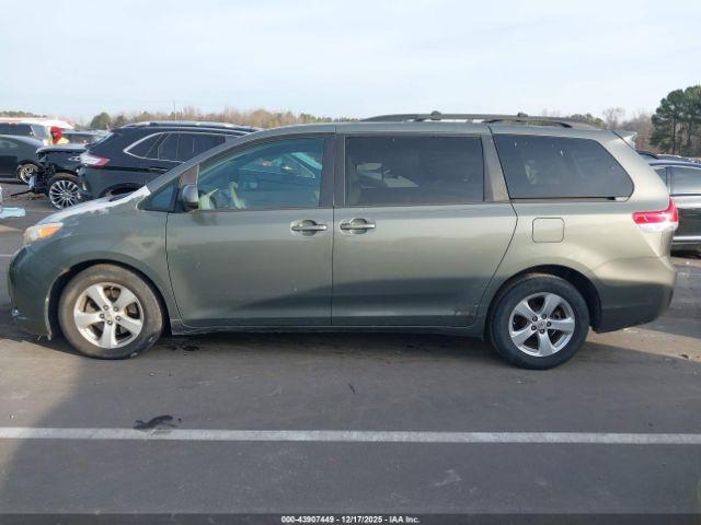 Toyota Sienna Le V6 Image 7