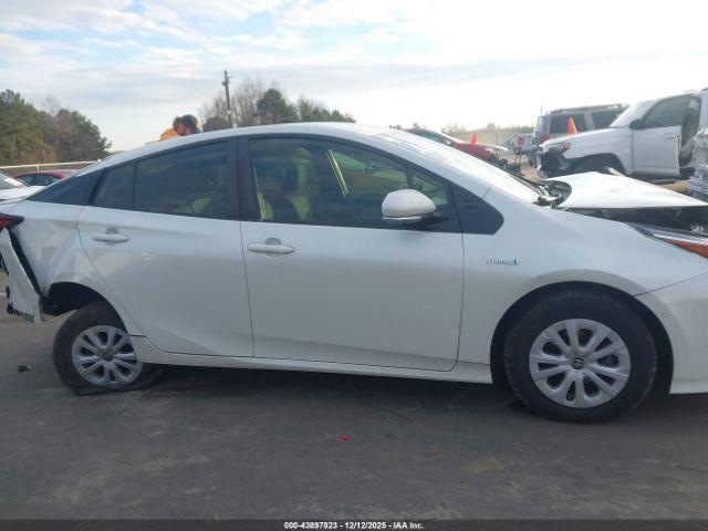 Toyota Prius Le Image 11