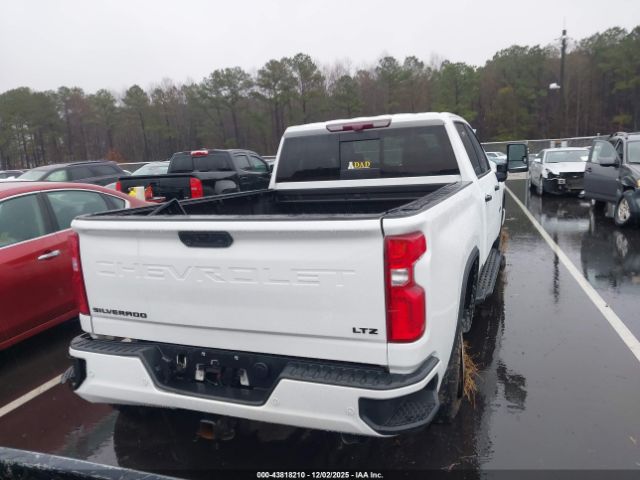 Chevrolet Silverado 2500 Image 14