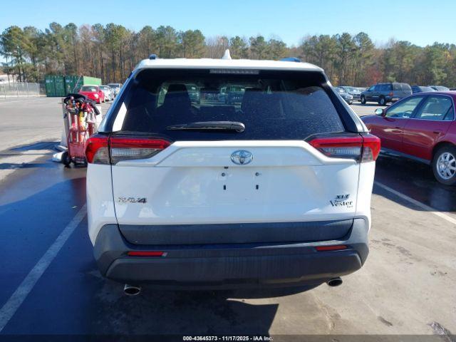 Toyota RAV4 Xle Image 4