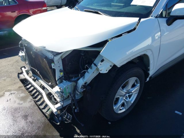 Toyota RAV4 Xle Image 2