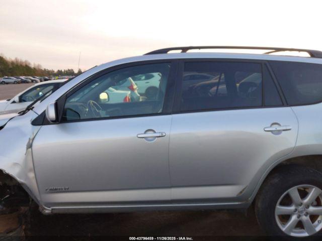 Toyota RAV4 Limited Image 16