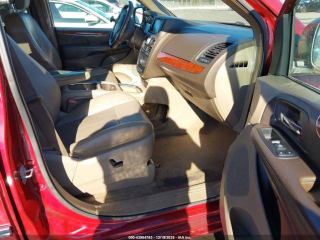 Chrysler Town & Country Touring-l Image 7