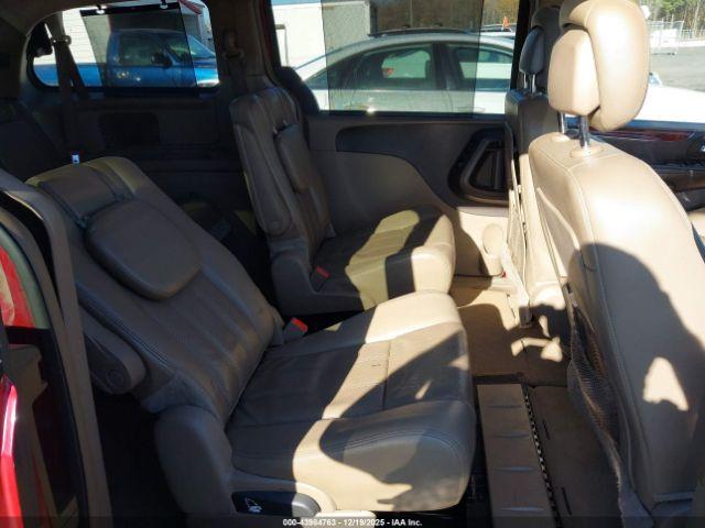 Chrysler Town & Country Touring-l Image 8