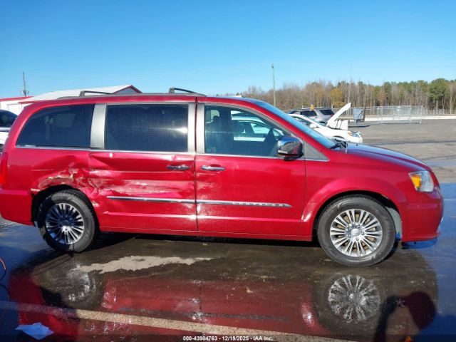 Chrysler Town & Country Touring-l Image 15