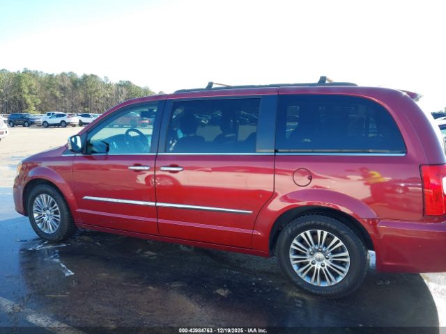 Chrysler Town & Country Touring-l Image 13