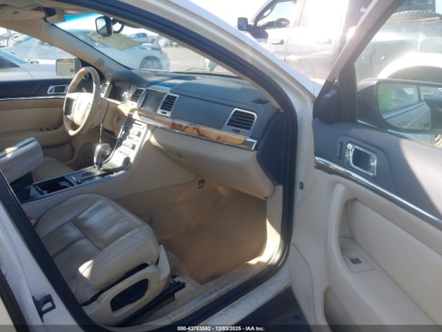 Lincoln MKS Image 9