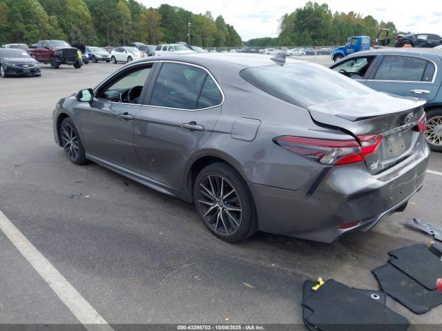 Toyota Camry Se Image 8
