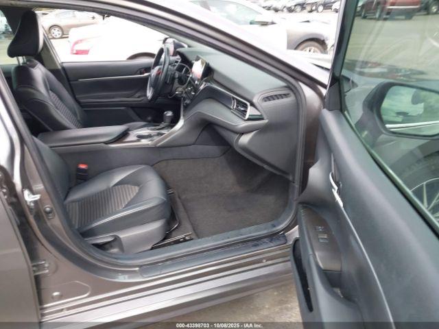 Toyota Camry Se Image 7