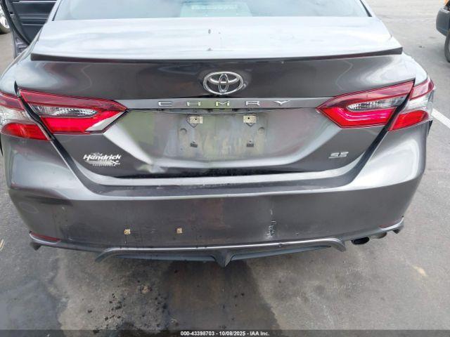 Toyota Camry Se Image 11