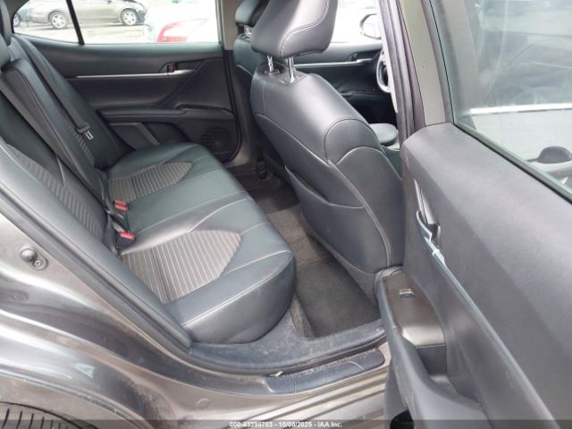 Toyota Camry Se Image 16