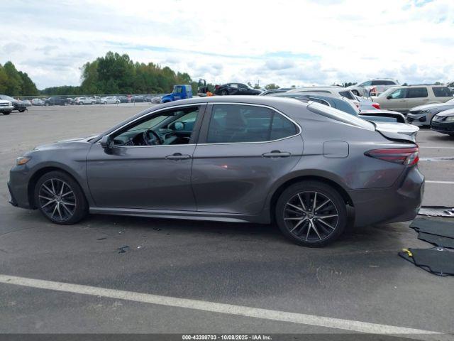 Toyota Camry Se Image 3