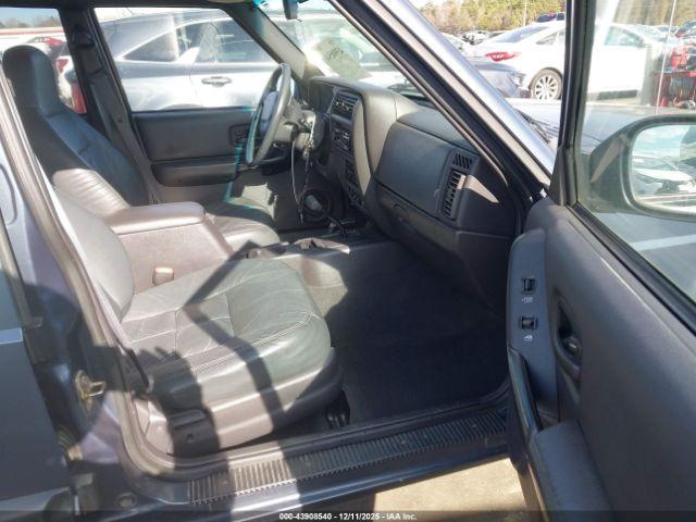 Jeep Cherokee Sport Image 2