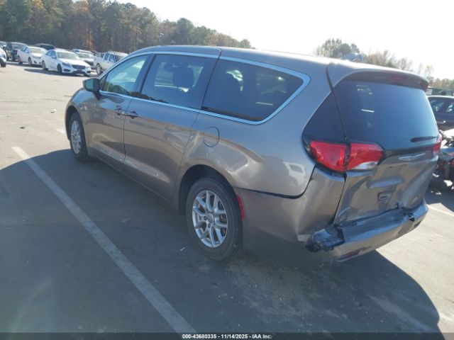 Chrysler Pacifica Touring Image 7