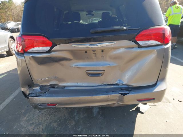 Chrysler Pacifica Touring Image 3