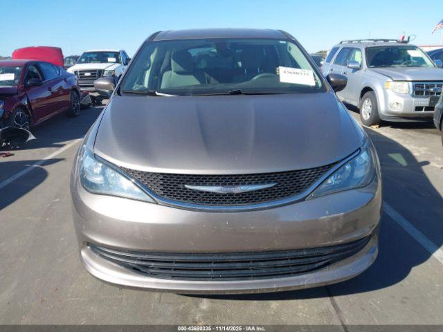 Chrysler Pacifica Touring Image 9