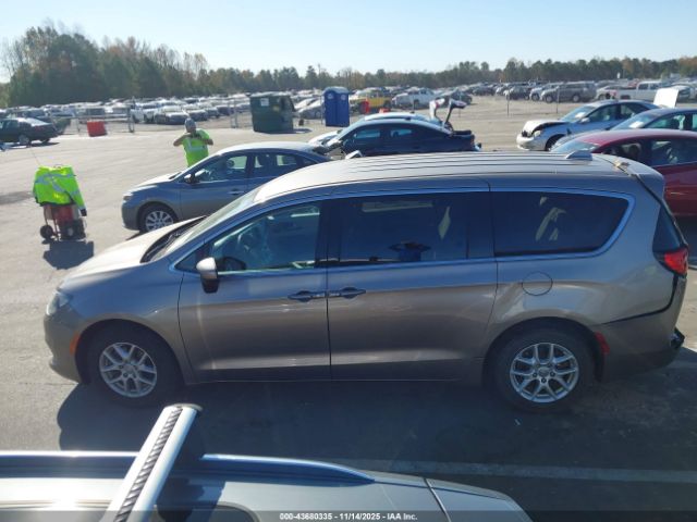 Chrysler Pacifica Touring Image 10