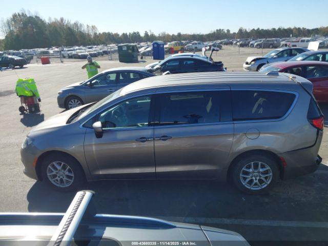 Chrysler Pacifica Touring Image 10