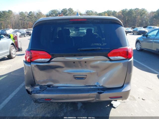 Chrysler Pacifica Touring Image 15