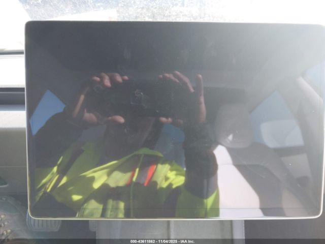 Tesla Model 3 Image 10