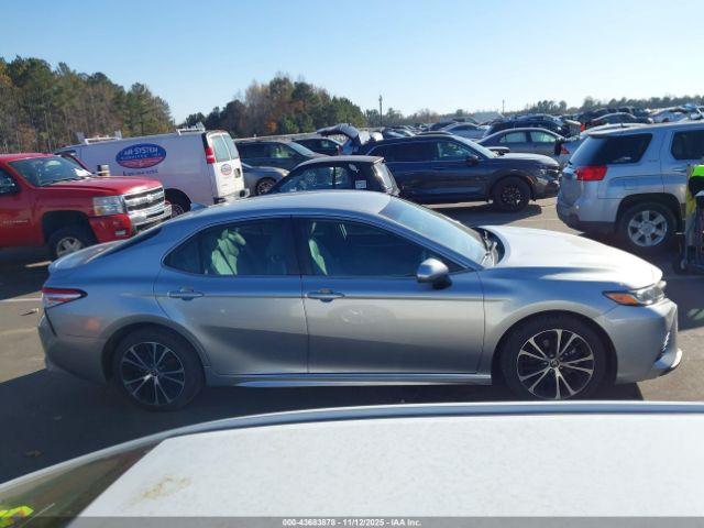 Toyota Camry Se Image 10