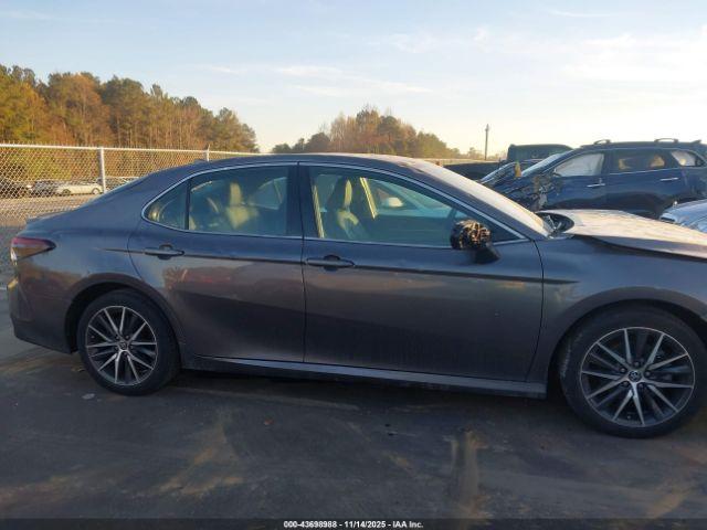 Toyota Camry Xle Image 18