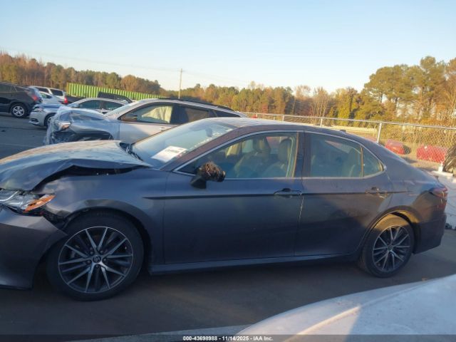 Toyota Camry Xle Image 9