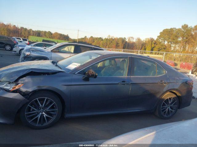 Toyota Camry Xle Image 9