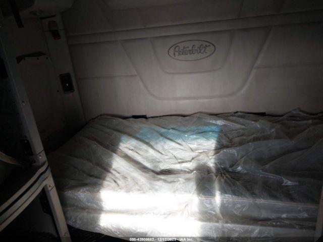 Peterbilt 579 Image 4