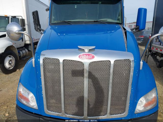 Peterbilt 579 Image 8