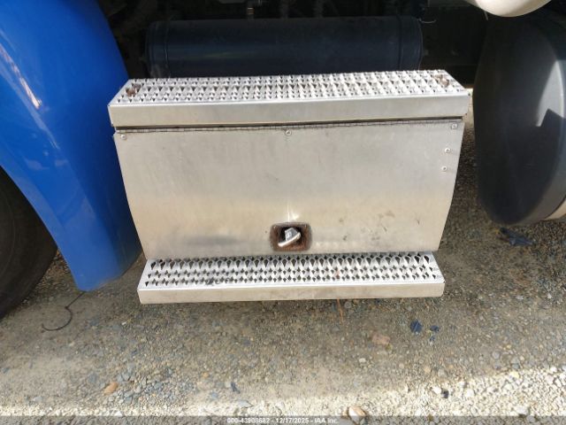 Peterbilt 579 Image 12