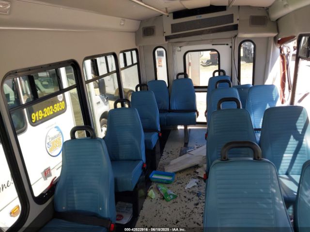 Ford Econoline E350 Super Duty Cutaway Van Image 7